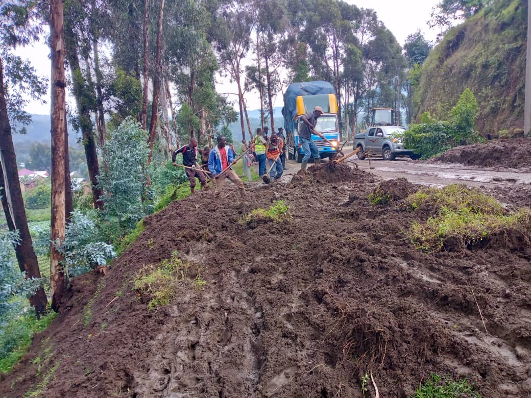 karambikarima's tweet photo. Inkwangu zari mu muhanda Musanze-Rubavu zatumaga umuhanda utagendeka neza kubufatanye bw'umuganda w'abaturage ba #BusogoSector @MusanzeDistrict  na #NPD zakuweho  ubu umuhanda ni nyabagendwa.
Turashimira @Rwandapolice uburyo yafashije.

Imbuto z'imiyoborere myiza https://t.co/nlmDC1hzQX