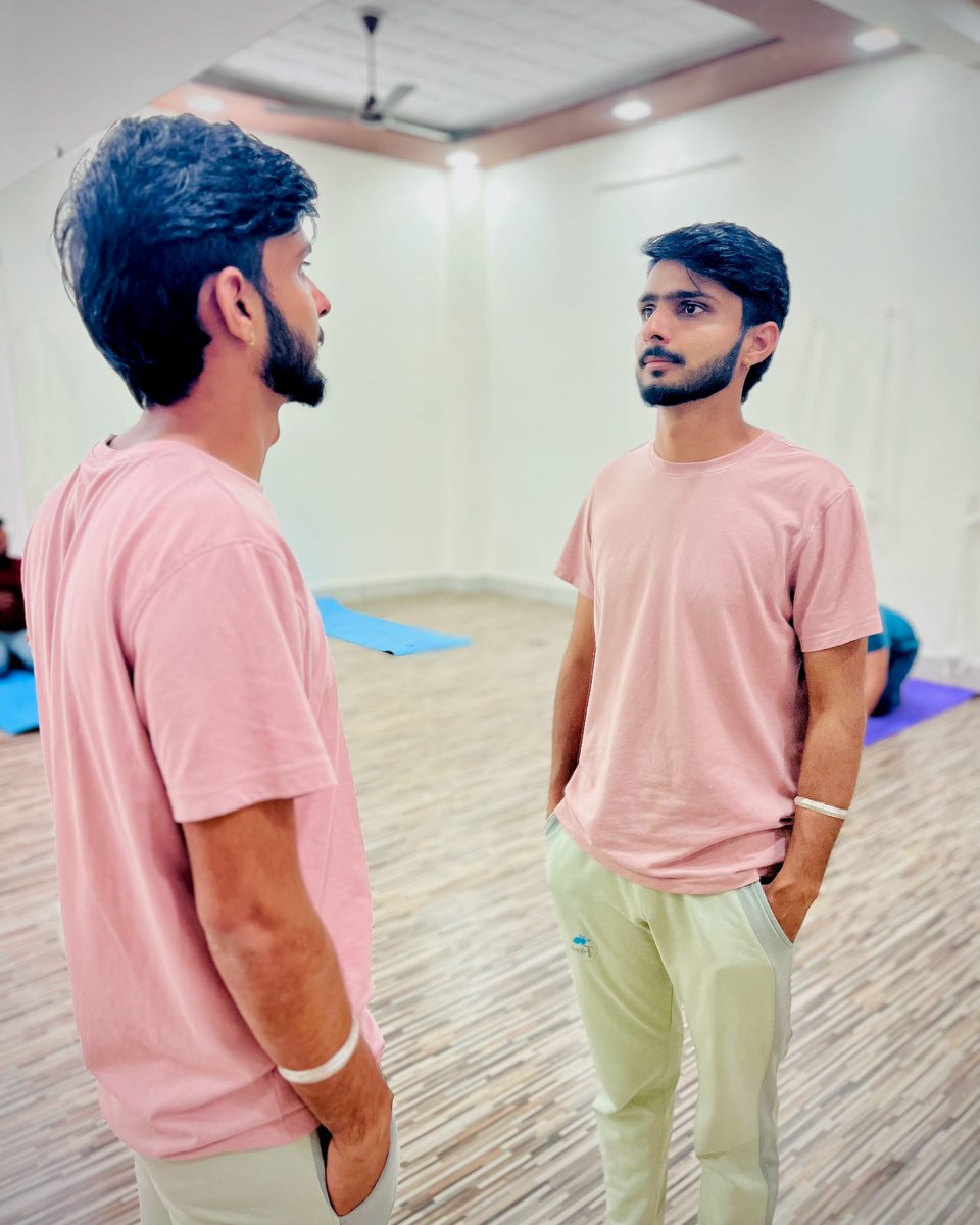 himanshuthori0's tweet photo. ऐसा भी क्या जीना मेरा,
की पल पल तड़पता हूं मैं,
किसी की याद में किसी के इंतजार में,
रोज़ जीता रोज़ मरता हूं मैं।💔 https://t.co/LGPNkUS9E4