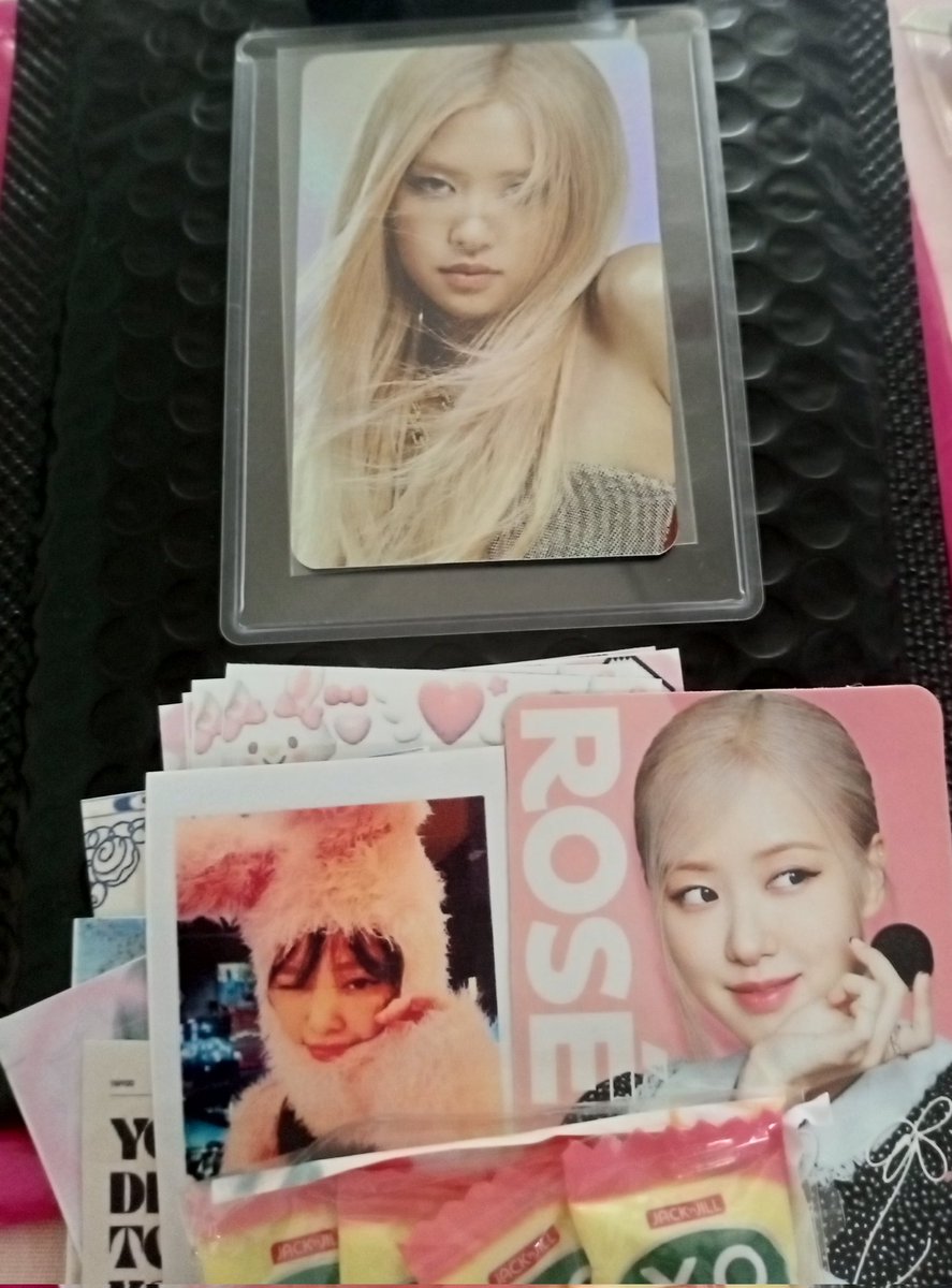 ft_sooshi's tweet photo. #fearbacks
oh my god!! rosΓ© came homeeee <33 first time ko mag buy sa twitter so I'm thankful that the seller is very nice and accommodating ! the PC's condition is good and it was well packed talaga, and I got nice freebies! (oreo rosΓ© PC!!!) thank you so much @feareinecarts https://t.co/8S102p2nHK
