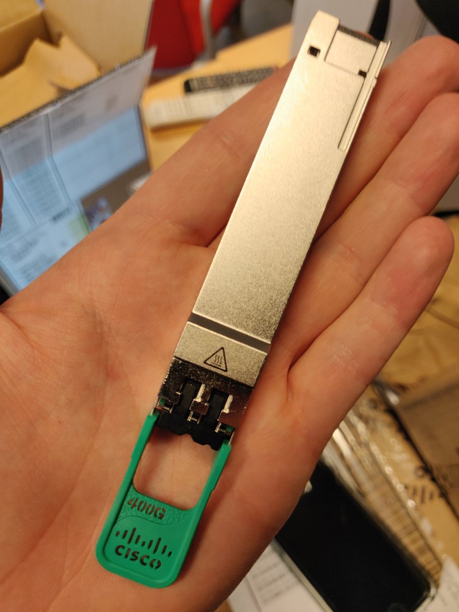 Début de notre migration SDI vers SMPTE ST2110 avec la réception de nos Spines Nexus 9808 (réseau full doublé et parallélisé). On commence "petit" avec 2 line cards 36 ports 400G par Spine ! On va pouvoir envoyer de la HD mais surtout de l'UHD avec jusqu'à 115 Tb/s de capacité 🙀