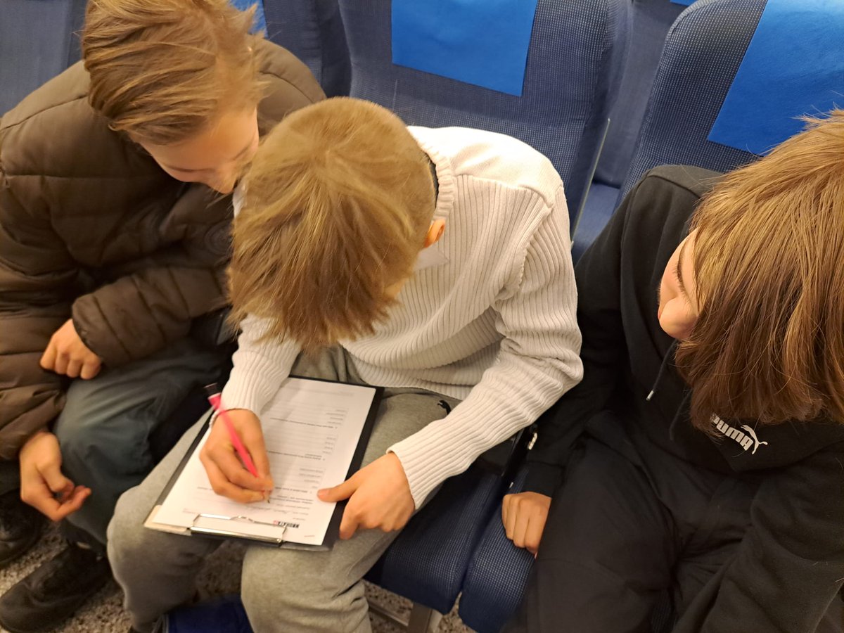 NouHätä! - aluekilpailut käynnistyivät juuri! Nummen yhtenäiskoulun joukkue teoriakokeen kimpussa Ilmailumuseolla. #nouhätä #yläkoulu #kilpailu