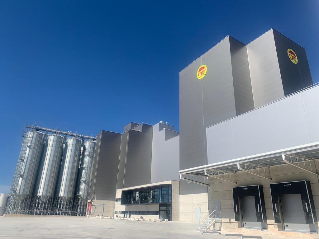DelegGobCLM's tweet photo. La subdelegada del Gobierno🇪🇸en #Cuenca, @MariLuzFMarin1, visitó ayer las nuevas instalaciones de Panificadora Conquense, proyecto que ha recibido ayuda de #GobiernodeEspaña a través de @haciendagob, @mincoturgob (#Reindus), y @mapagob (#FondoEuropeoAgrícola de DesarrolloRural) https://t.co/raCMr2Pmam