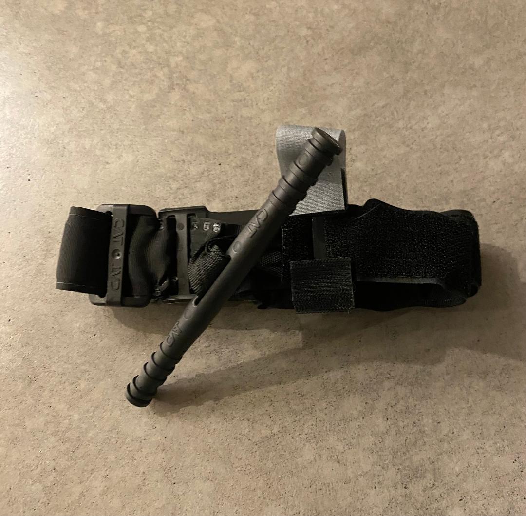 🧵regarding the Combat Application Tourniquet:

its parts, how it's applied, some history of tourniquets;

and an experiment to see if my mother (75 years old) is strong enough to tighten a tourniquet on the thigh of a 215 lb. man enough to suppress the distal pulses.
(1/ )