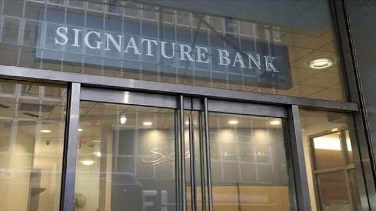 ABD Federal Mevduat Sigorta Kurumu (FDIC), iflas eden Signature Bank'ın kredi portföyünün pazarlanmasına yaz sonunda başlamayı planladığını bildirdi.  FDIC'den yapılan açıklamada, iflas eden SignatureBank'ın yaklaşık 60 milyar dolarlık kredi portföyü

haberstari.com/iflas-eden-ban…