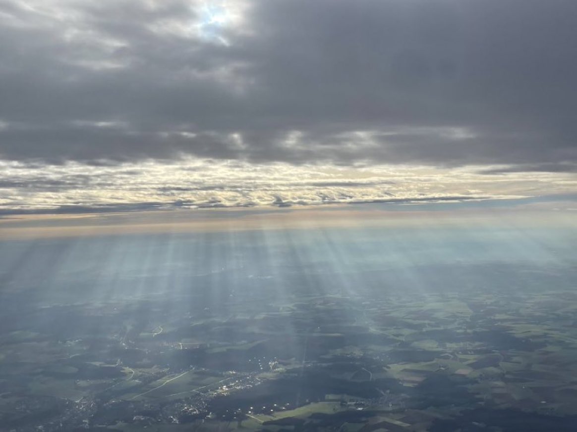 aceytuno's tweet photo. Palabra de hoy: luga

f. Abrimiento del sol entre las nubes.

A los rayos visibles por las partículas en suspensión se les llama glorias.

#DiccionarioAceytuno 📚 #sostenibilidad #Naturaleza #Nature #sky #diccionario https://t.co/yVKv4lh66K