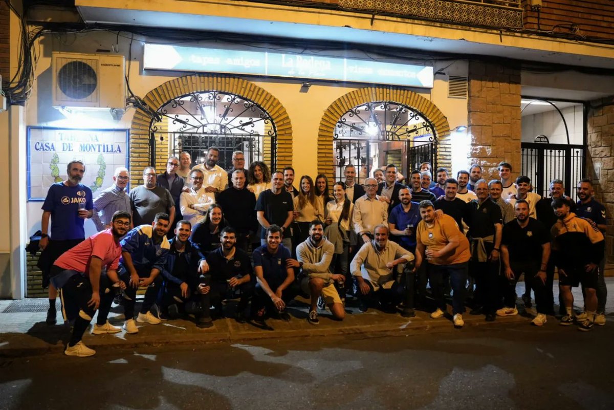 M_Torrejimeno's tweet photo. Fantástico ambiente anoche en la recepción del Balonmano Córdoba a todos los equipos participantes en la Handball 2023 que se celebra estos días en Córdoba 🙌🏼

#CordobaEsp #Handball2023 https://t.co/YuRmpmtwjP