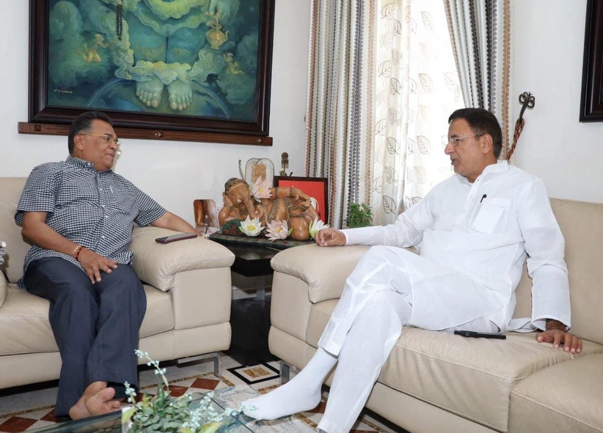 DeepakSEditor's tweet photo. C वोटर का कर्नाटक पर सर्वे आते ही RSS का मुखपत्र चलाने वाले जाने माने लेखक/संपादक विश्वेश्वर भट्ट ने कांग्रेस नेता रणदीप सुरजेवाला को अपने घर लंच पर बुला लिया।

क्या सच में बैंगलोर में मौसम बदल रहा है? https://t.co/8egrpyIJ6K
