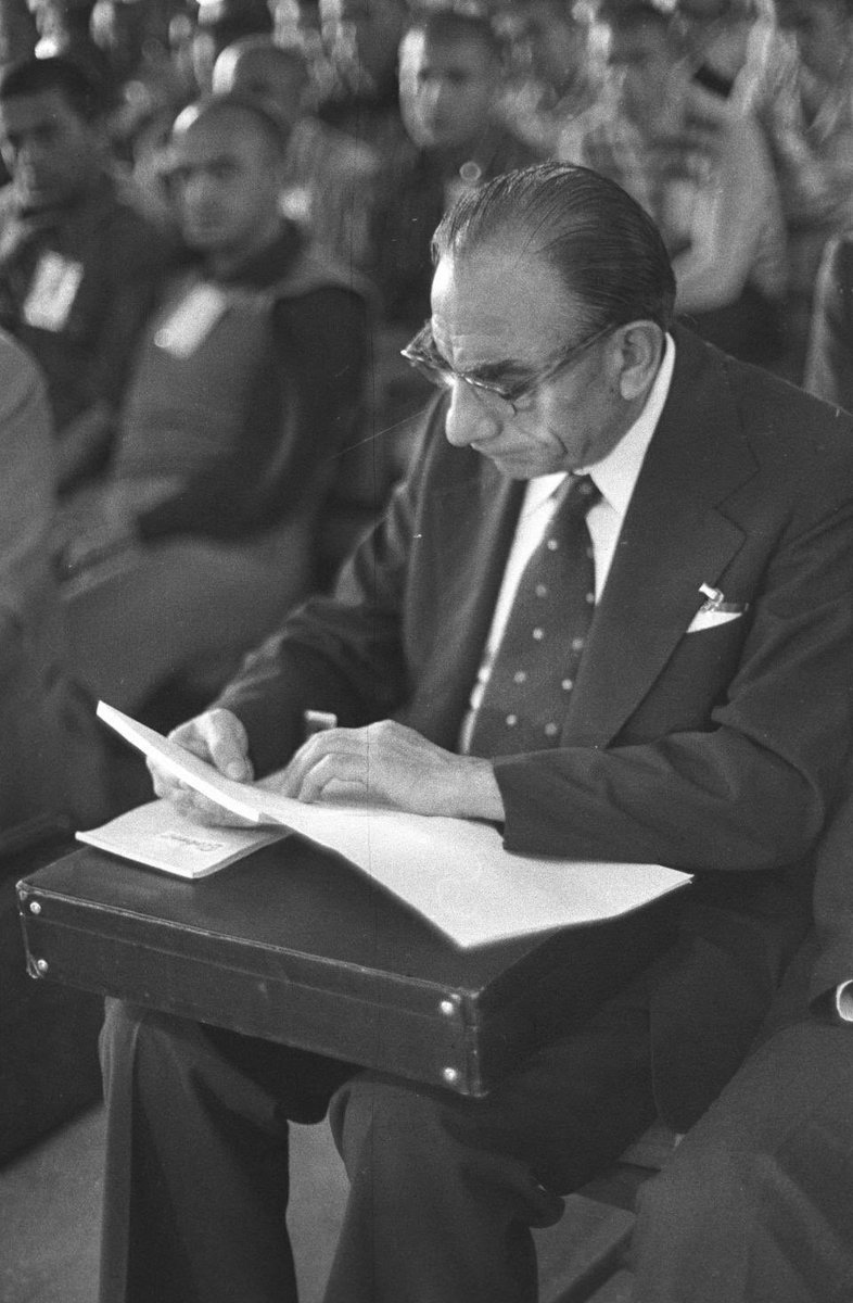 …
Ne icazet aldı, ne de eğildi, O düşmanı düşman, dostu dost bildi, Mecliste olması şart da değildi, Masaya yumruğu vuran adamdı.

Ruhun Şad olsun.
#BasbuğAlparslanTurkes