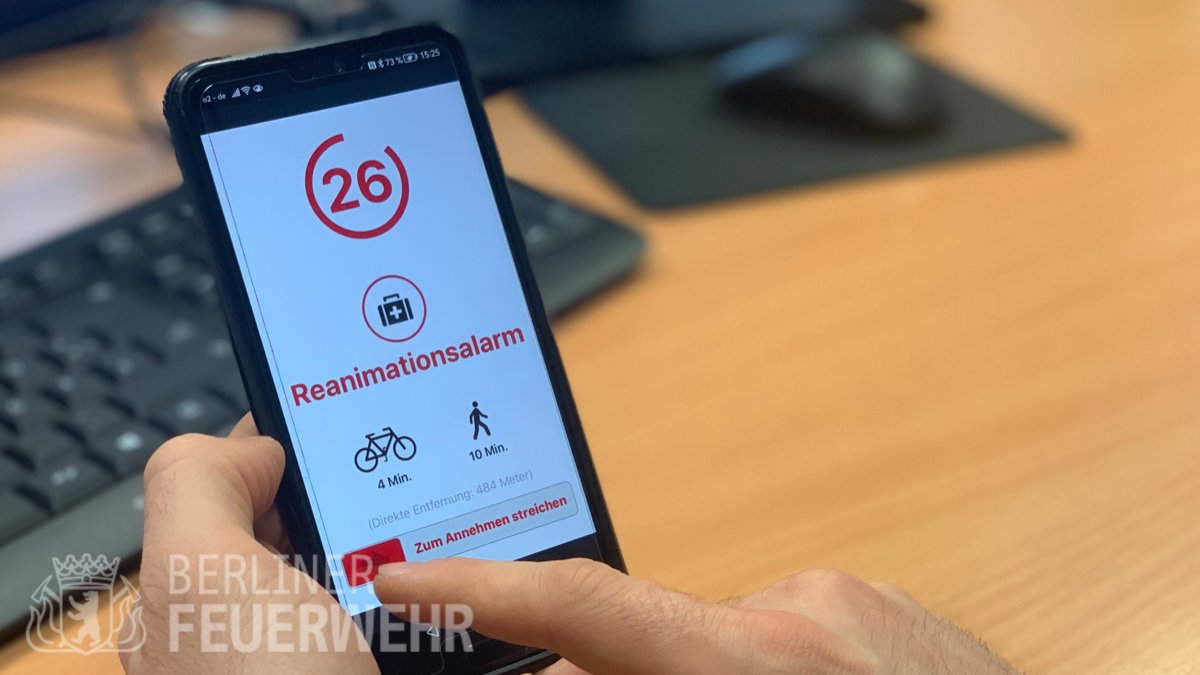 Berliner_Fw's tweet photo. Fast 11.000 Menschen sind dabei – du auch? Als #Katretter Leben retten. Werde #Ersthelfer! Katretter werden über unsere Leitstelle zu Reanimationen in der Nähe alarmiert, um lebensrettende Sofortmaßnahmen durchzuführen.
📲Runterladen
✅Registrieren
💗Reanimieren
#RettungsDienstag https://t.co/NZFf7mc53p