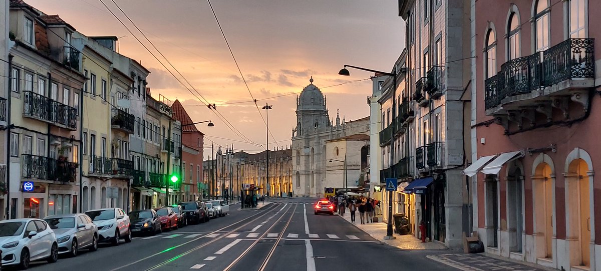 Cruje el cielo, la brisa se torna viento, pisas la calçada eterna entrelazado por el paisaje de la ciudad y el correr junto a ella del río.
#rúa #belém #pasteis #visiónserial #streetphotography #streetlights #pavement #multimodal #atlantic #constelación #atlantic #entrelazamiento