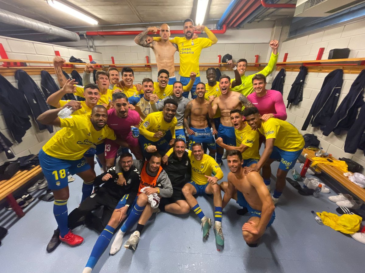 Alegría absoluta de la <a href="/UDLP_Oficial/">UD Las Palmas</a> en el vestuario del "Carlos Belmonte" tras imponerse anoche al <a href="/AlbaceteBPSAD/">Albacete Balompié 🤍</a> (1-2) y regresar a puestos de ascenso directo. Los amarillos se sitúan en segunda posición de la #LigaSmartbank