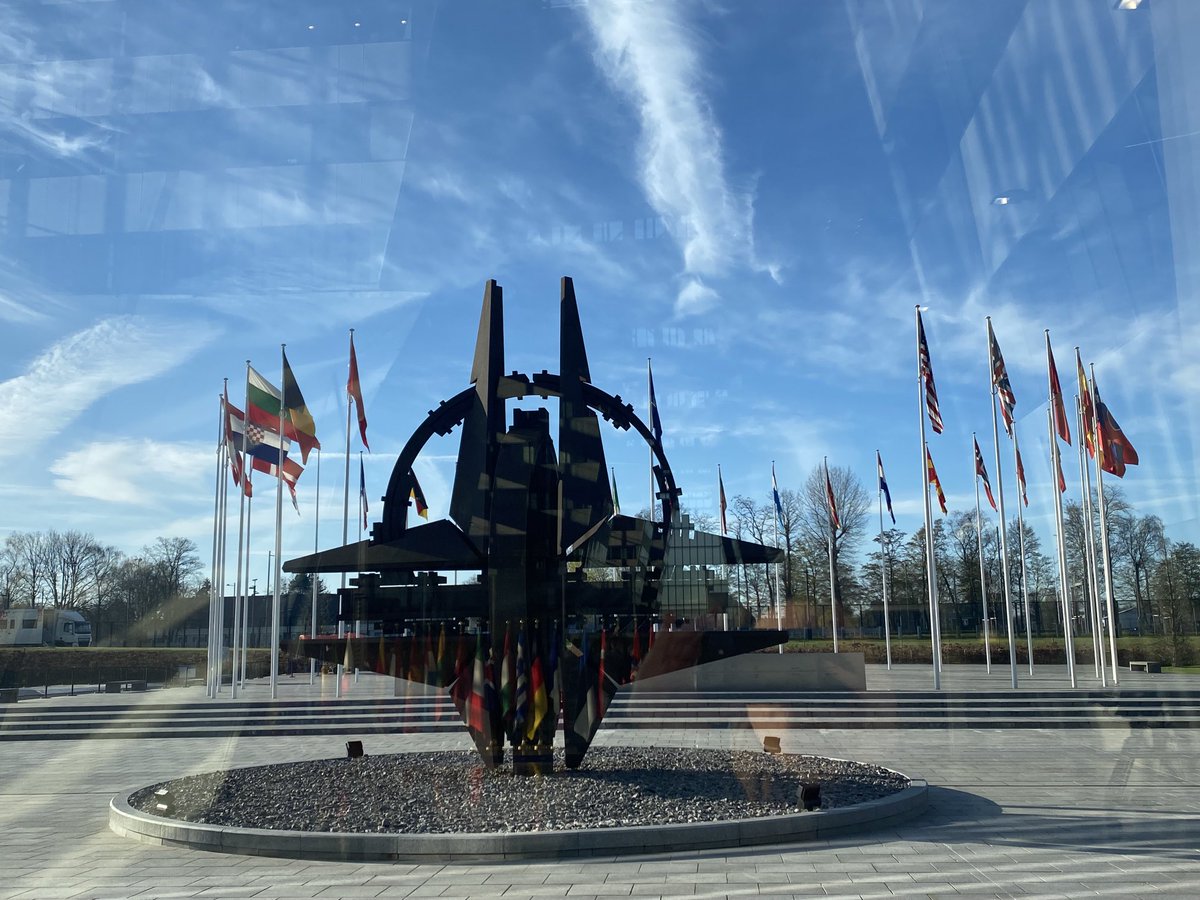 rech_j's tweet photo. Hier weht bald auch die finnische Fahne, zwischen Frankreich und Estland links der (noch) leere Fahnenmast. Finnland wird heute 31. Mitglied der NATO. Schweden soll im Juli folgen, so die Hoffnung. https://t.co/wgMwwu7t40