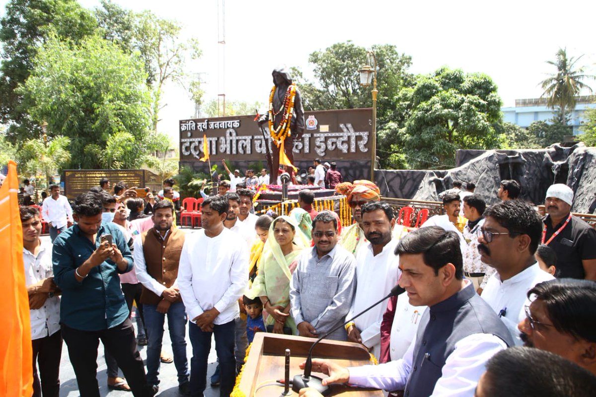 advpushyamitra's tweet photo. जनता के हितों से संचालित, स्वतंत्रता संग्राम से बने जननायक।
शोषितों की आवाज बुलंद क���ने वाले, जो हैं आज भी हम सभी के लिए प्रेरणादायक।।

जनजातीय हितों के लिए आजीवन संघर्षरत रहने वाले महान योद्धा, क्रांतिसूर्य "मामा" टंट्या भील जी की जन्मजयंती पर उनकी प्रतिमा पर माल्यार्पण पर उनके योगदानों को स्मरण किया।

इस अवसर पर स्थानीय जनप्रतिनिधियों एवं प्रबुद्धजनों की गरिमामयी उपस्थिति रही।