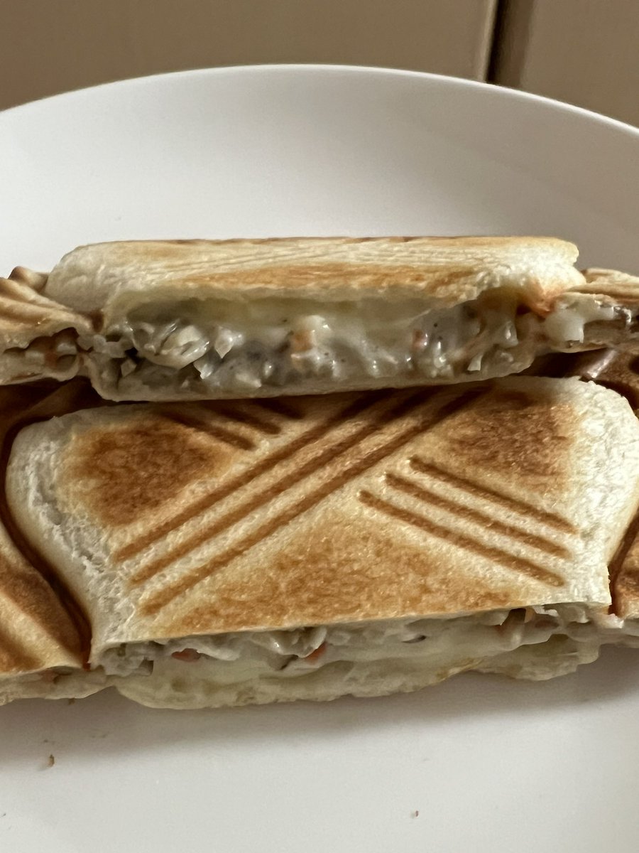 SACHINIIIII1's tweet image. ちょっと前に押し出されて奥の縁が失敗気味💦
中身はごぼうサラダとチーズ！
ぬふふ、美味しいなこれは🥰
#TESCOM
#ホットサンドメーカー