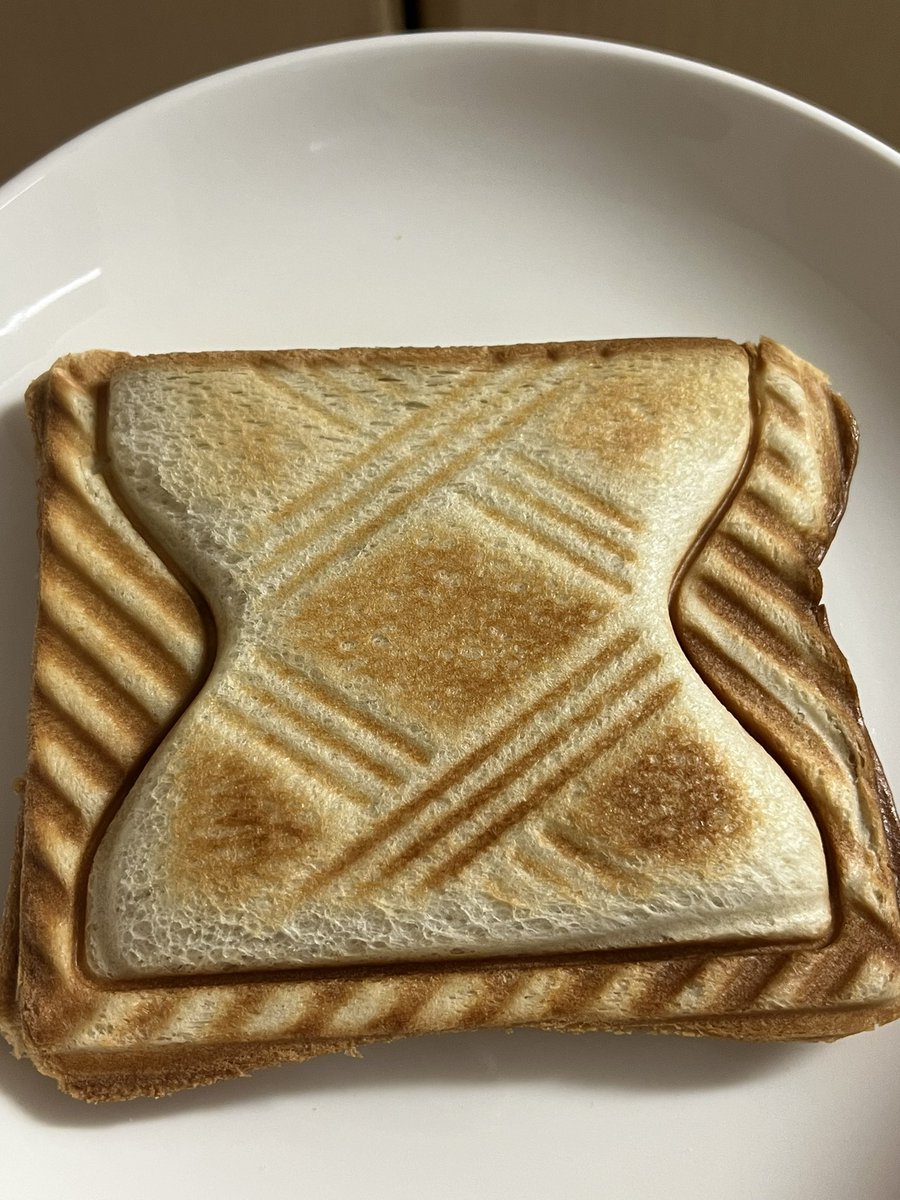 SACHINIIIII1's tweet image. ちょっと前に押し出されて奥の縁が失敗気味💦
中身はごぼうサラダとチーズ！
ぬふふ、美味しいなこれは🥰
#TESCOM
#ホットサンドメーカー