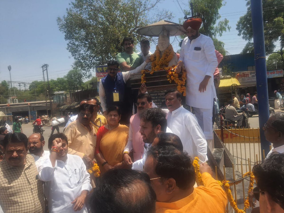 UshaThakurMLA's tweet photo. भारत के ख्यातिप्राप्त कवि, लेखक और पत्रकार माखनलाल जी चतुर्वे��ी की जन्मजयंती पर खंडवा में माल्यार्पण किया... इस अवसर पर इस अवसर पर माननीय सांसद श्री ज्ञानेश्वर पाटिल जी, जिला अध्यक्ष श्री सेवादास जी पटेल मांधाता विधायक श्री नारायण जी पटेल एवं वरिष्ठ गण उपस्थित ��े। https://t.co/ocGbbLbahc
