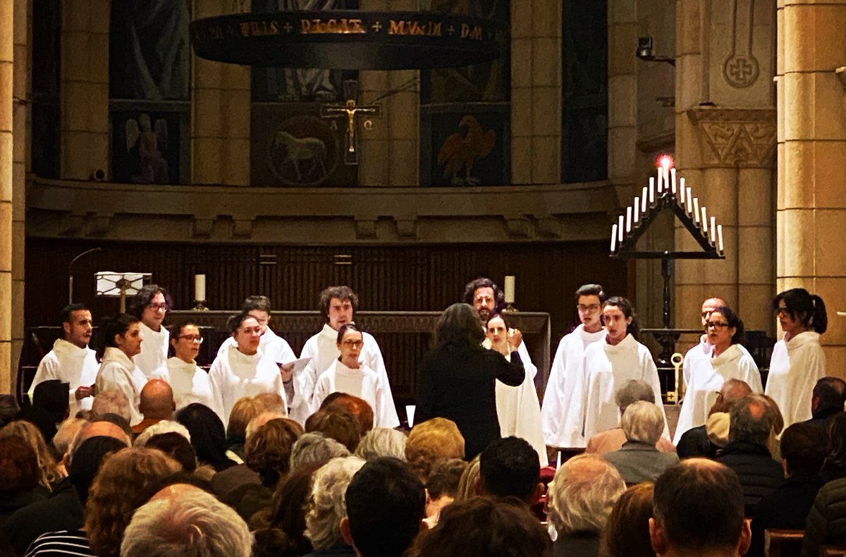 FilarmonicaGJN's tweet photo. La @escolania San Salvador, dirigida por Elisa García, recreó el Oficio de Tinieblas -tenebrario incluido- con responsorios de Victoria, Otaño, Prieto y de la Roza en el concierto extraordinario celebrado ayer, Lunes Santo, en una abarrotada iglesia de San Pedro. https://t.co/9XOasB194t