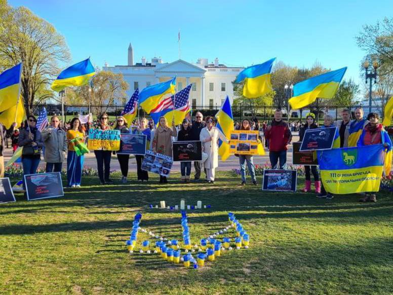 thebuchacity's tweet photo. У США перед Білим домом вшанували пам'ять загиблих у #буча 
@WhiteHouse #thewhitehouse https://t.co/lNolRPDbdX