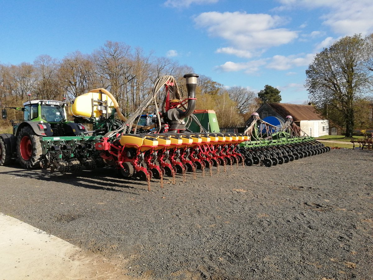 Rallye de parcelles avec le GIEE RegenAir'Sol.
Échanges et partages d'expériences.