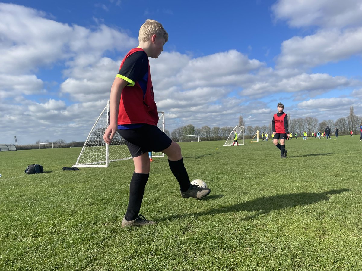 780Coaching's tweet photo. 🔵⚽️ 780 EASTER FOOTBALL - DAY 1 🔵⚽️

We had a great first day on the Easter course at John Leggott College with over 60 players on the course. 

⚽️ #the780evolution #weare780 #processplusperformance #football #Easter #fun ⚽️ https://t.co/SlJKYfB3jb