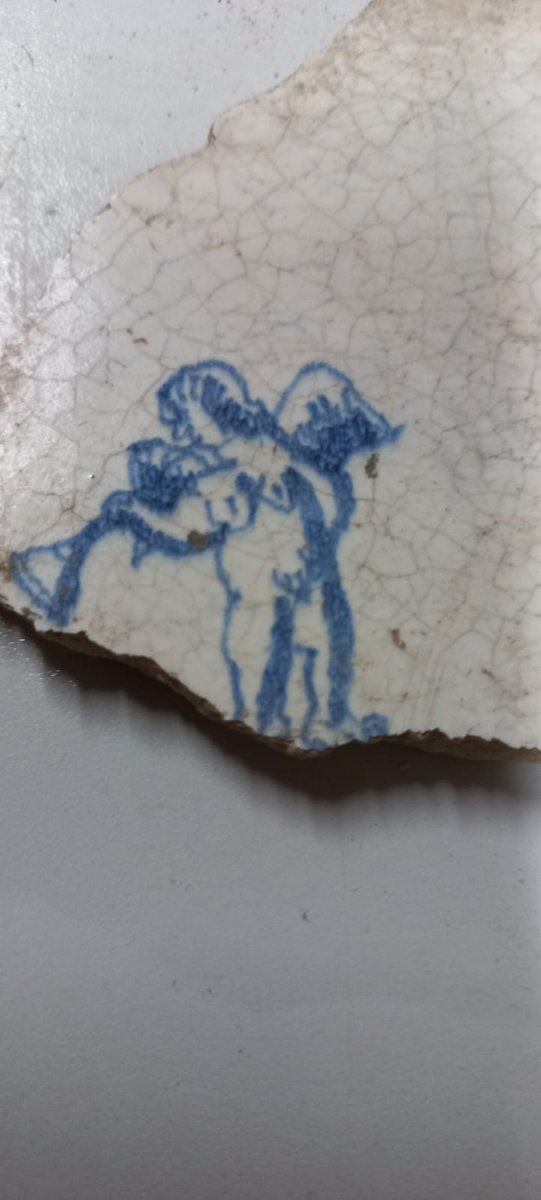 Momenteel determineren we blauw-witte #tegels. Tussen deze tegeltjes zit ook een engel met twee vleugeltjes die op een hoorn 📯 blaast. Verder lijkt de hoornblazende cupido 💘 een hermafrodiet te zijn. Zou dat kunnen? Nog niet eerder tegengekomen namelijk. #dtv #archeologie