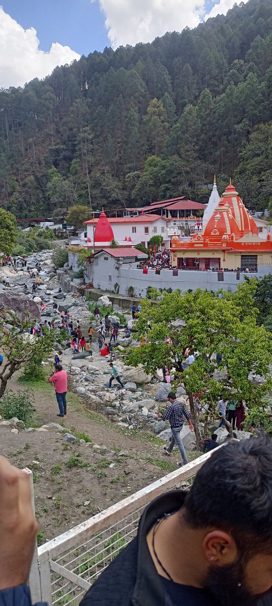 Samraat78008957's tweet photo. I recently visited the temple of Neeb Karoli Baba, this Place is so beautiful in the middle of the mountains.where I had an excellent experience that was both pleasant and relaxing. A very nice lake in front of the temple, there is a cool breeze which makes the  more pleasant. https://t.co/iNRQDo5t5L