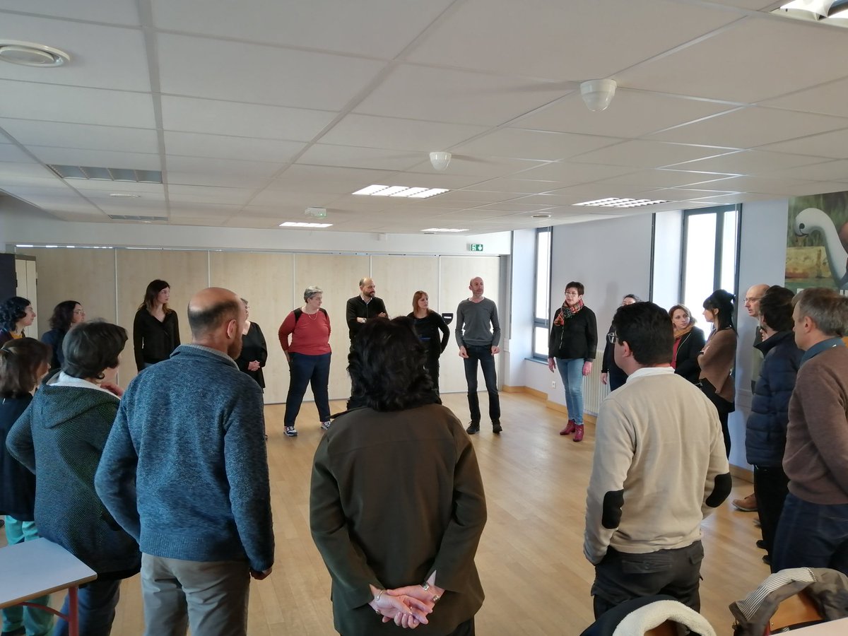 Be'm platz lo Gai temps de pascor... Deuxième journée du stage inter- académique en interdegrés d'occitan de Dordogne. Aujourd'hui, danses, chants et contes. Des stagiaires actifs à Bertran de Born sous la houlette d'Hervé Couture du CAPOC.