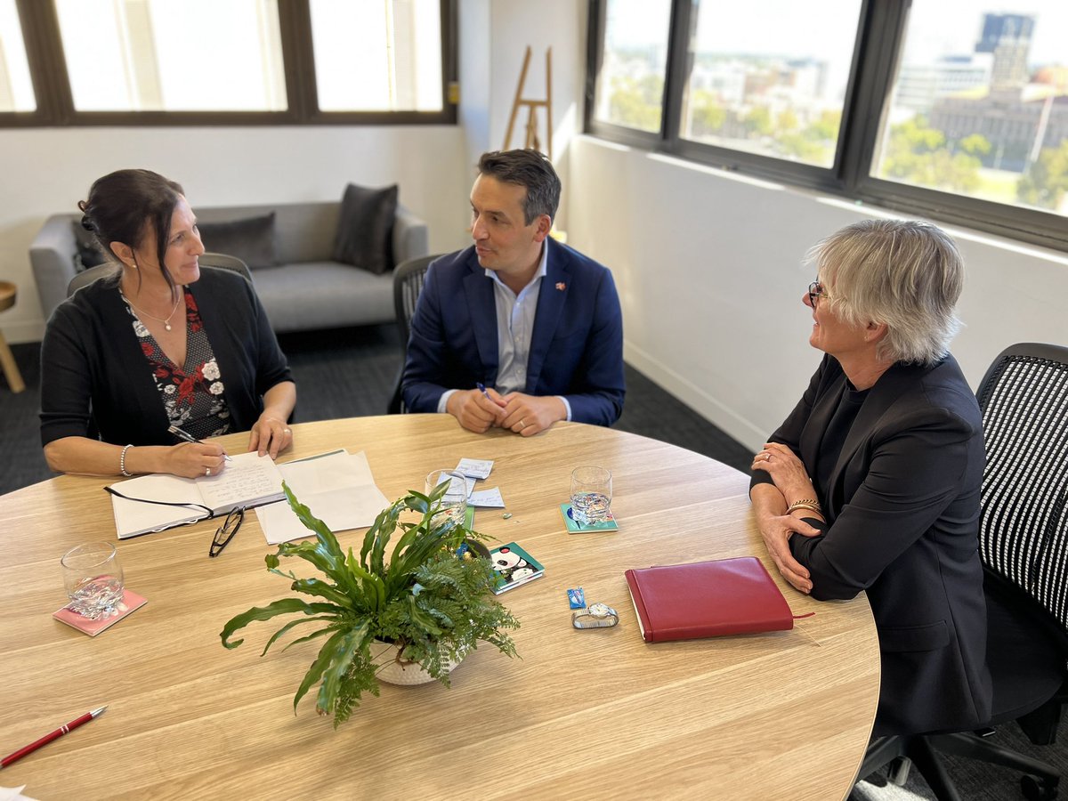 I really value the opportunity to hear directly from our leaders about the issues they are facing. Great to catch up with <a href="/JayneHeath20/">Jayne.Heath</a> and Eva Kannis-Torry from @saspaau this afternoon about the current challenges and opportunities for secondary schools.