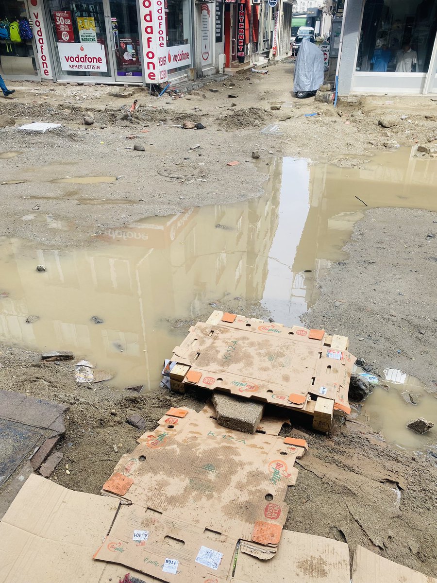 1 buçuk aydır ana caddemiz bu halde yağmur yağınca dükkanlarımıza giremiyoruz. Biran önce çözün artık !!! <a href="/BurhaniyeBld/">Burhaniye Belediyesi</a> <a href="/balikesirbld/">Balıkesir Büyükşehir Belediyesi</a> <a href="/yucelyilmazyy/">Yücel Yılmaz</a> #gündem