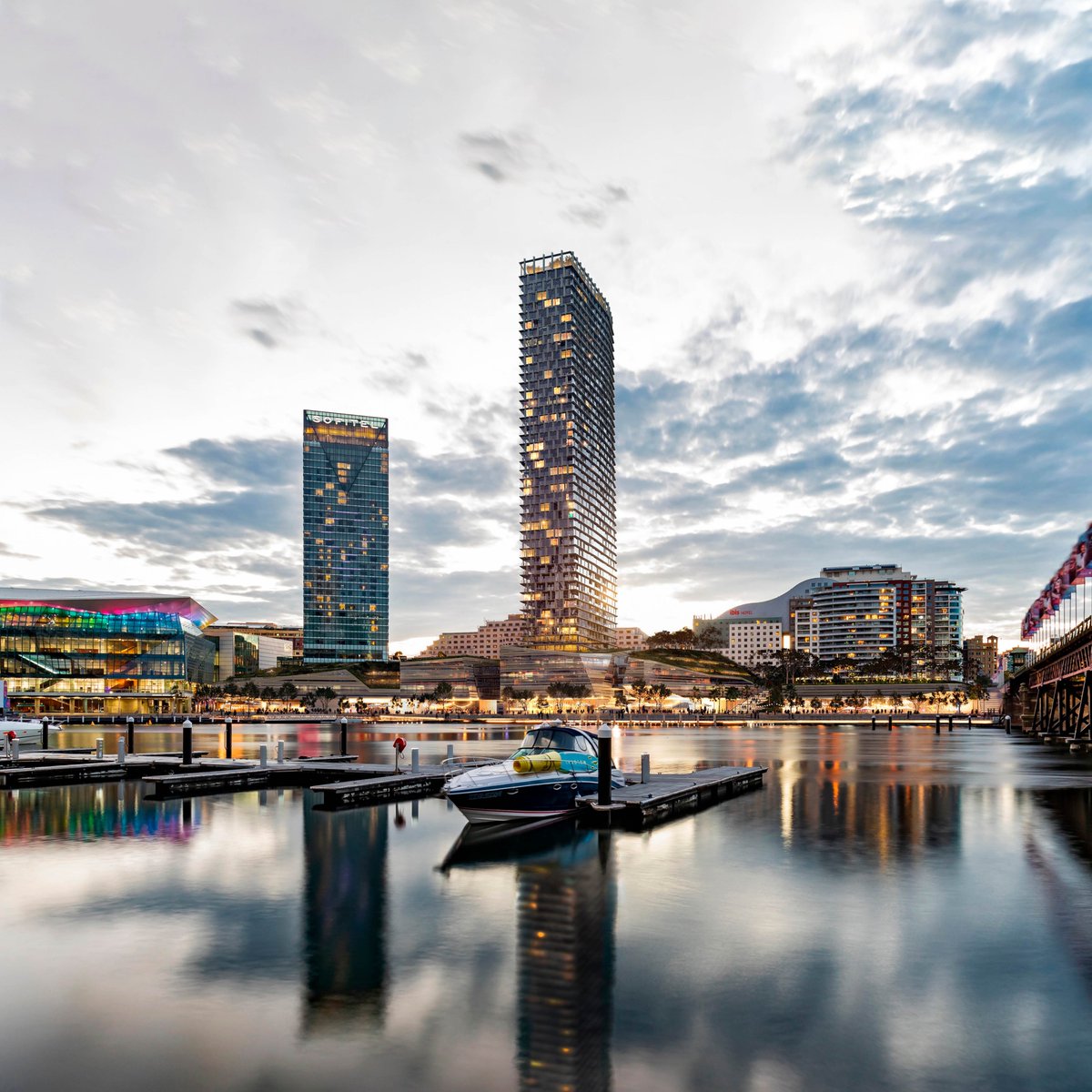 The $2bn revitalisation of Snøhetta+Hassell Harbourside on Gadigal Country in Sydney, Australia is set to become a world-class retail, residential, commercial and entertainment precinct.
hassellstudio.com/news-event/sno… 
#Harbourside #LandscapeArchitecture #UrbanRenewal