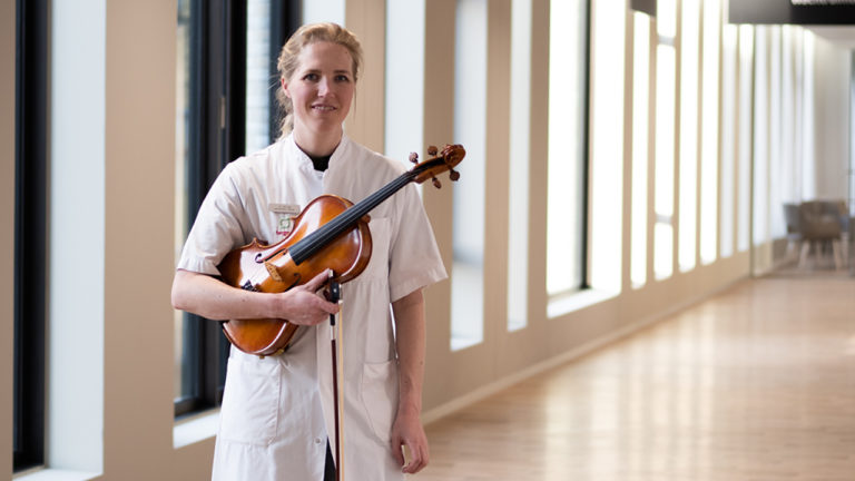 Afdeling Orthopedie opent Muziekpoli voor behandeling muziekblessures tergooi.nl/muziekpoli-voo…