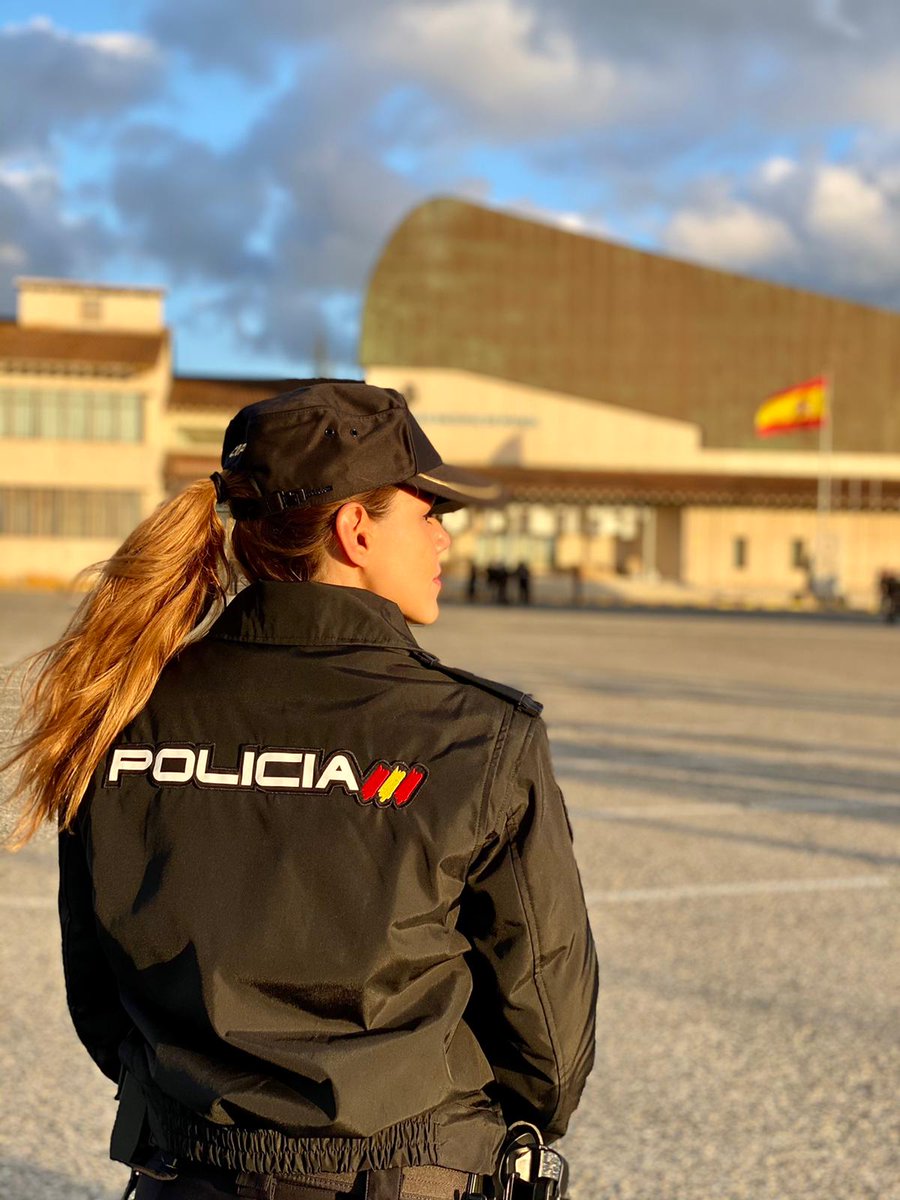 policia's tweet photo. Cada día tienes una nueva oportunidad de vivir algo increíble 💙

Lucha por lo que quieres, la meta está al otro lado 👮‍♀👮

#BuenosDías 👋 https://t.co/V3F3ivKWCF