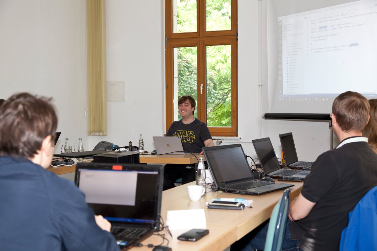 MiB_MD_DevDays's tweet photo. Wie auch in den letzten Jahren haben wir auch in diesem Jahr spannende Workshops auf den #mddevdays! Alle Infos findet ihr hier: https://t.co/aHNe29bPj2
In kleinen Gruppen geht's da über den ganzen Tag so richtig intensiv zur Sache https://t.co/gXmJKyA7DP