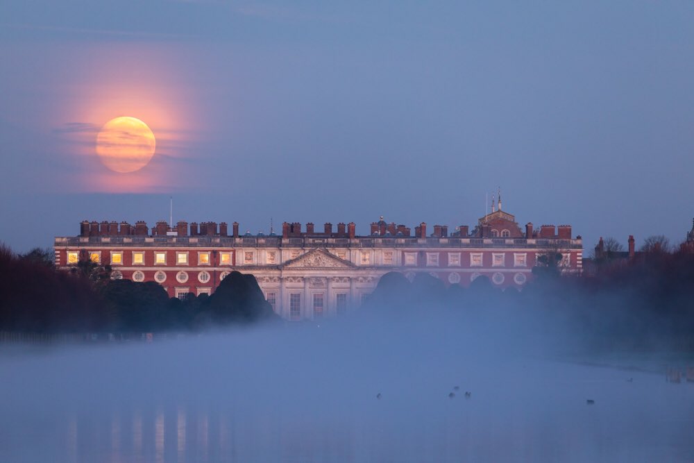 The 96% full pink moon dropping behind Hampton Court Palace this morning 😁 #PinkMoon #hamptoncourt #Moonshot #StormHour @WeatherAisling @theroyalparks @StormHour @ChrisPage90