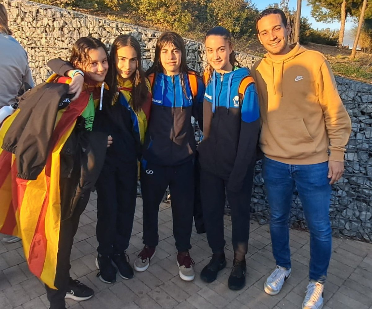 FemSantAdria's tweet photo. 🏆𝘾. ���𝙎𝙋𝘼𝙉𝙔𝘼 𝙈𝙄𝙉𝙄 𝙎𝙀𝙇𝙀𝘾𝘾𝙄𝙊𝙉𝙎 𝘼𝙐𝙏𝙊𝙉𝙊̀𝙈𝙄𝙌𝙐𝙀𝙎 🏆
#𝙋𝙡𝙖𝙣𝙚𝙩𝙖𝙈𝙞𝙣𝙞2023

👏 I el coach @jordi_amigo ha volgut estar al costat de les jugadores donant suport i molts ànims

👉Recordeu! Avui dimarts jugarem pel 5è al 8è lloc

⌚15:30 🆚 ARAGÓN https://t.co/WvfZlunjts