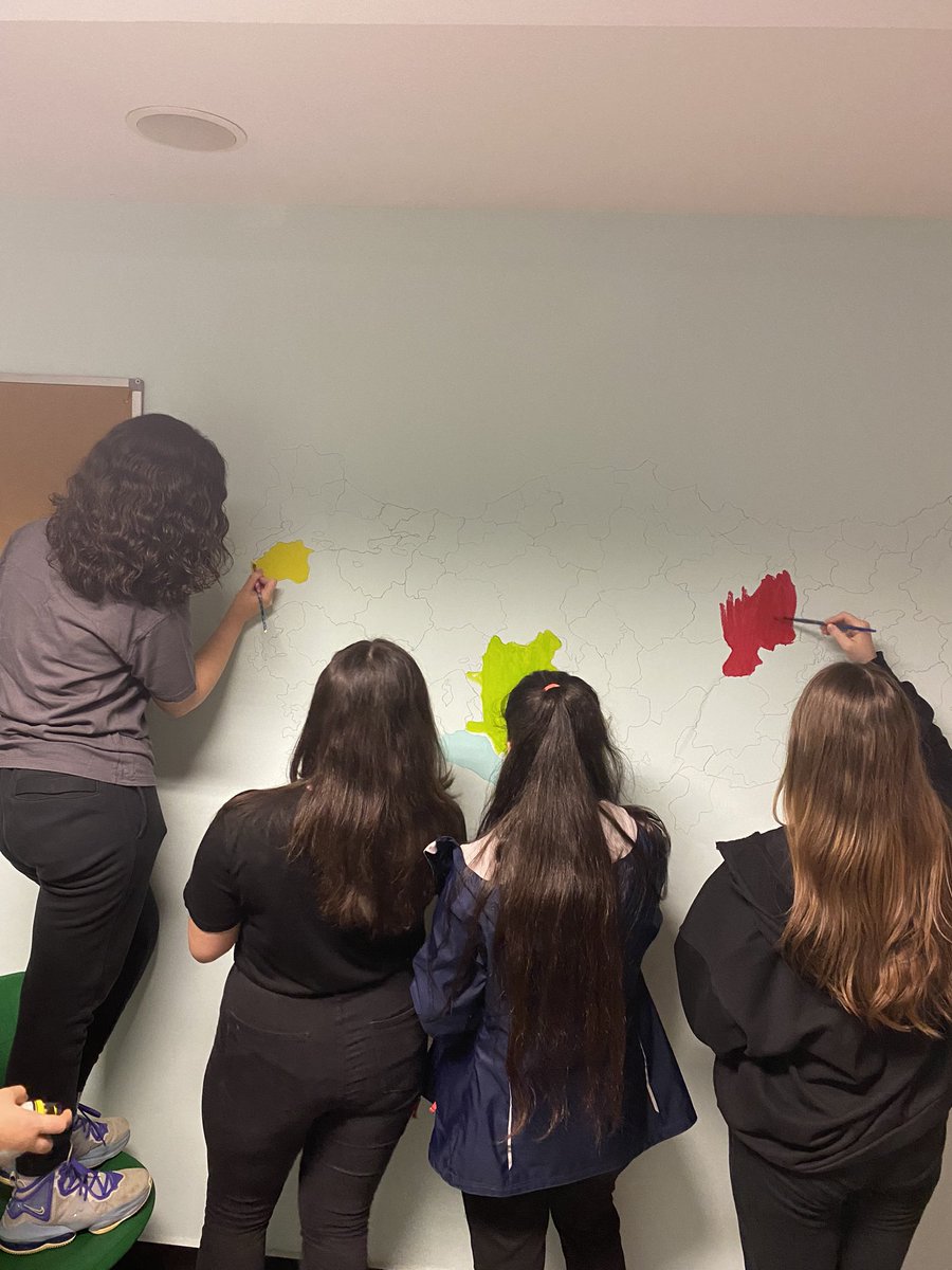 Bugün ne çiziyoruz?🥰💐.Coğrafi Beceriler Kulübümüzde bugün yeni Türkiye Duvar Haritamızı çizmeye başladık.🔥 <a href="/DogaOkullari/">Doğa Koleji</a> <a href="/Azrafraarzu1/">Arzu Uz</a> <a href="/CevizlibagDoga/">Doğa Koleji Cevizlibağ Kampüsü</a> <a href="/keziban_senel/">Keziban Şenel</a> <a href="/dilekztemelerka/">Dilek Öztemel Erkan</a> <a href="/osmann_nuri/">Osman Nuri Yakupoğlu</a> #dogadacoğrafya