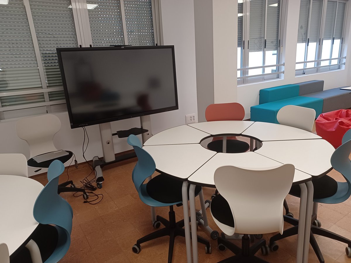 Visitando la nueva aula "del presente" en <a href="/TrinitariasV/">Colegio de Trinitarias de Valencia</a> con su espacio de presentación, zona de pensamiento (sin dispositivos), zona "maker" y espacio de diseño y creatividad.
<a href="/ScoolTic/">Scooltic</a>