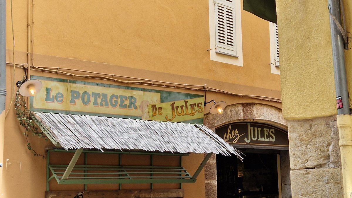 wordsnerd's tweet photo. #StreetWords in Antibes at the unofficial Coin de Jules

#Branding #WrittenIdentity #Savvy https://t.co/QH8Of92Zv4