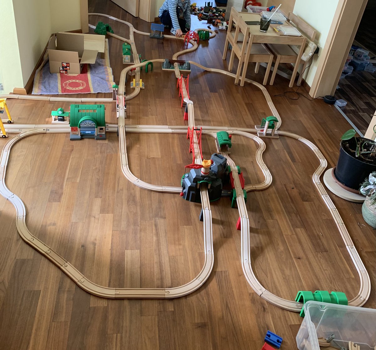 Mary33337's tweet photo. Und täglich grüßt … die neue Bahnlinie 😄. #brio #briolove #playwithkids https://t.co/WrASDaIMvu