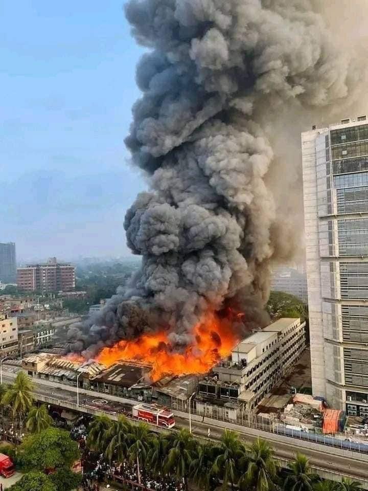 maxmazedmusic's tweet photo. A devastating #fire breaks out at #Bongobazar, one of the largest clothing markets in Gulistan, #Dhaka around 6am. 
#Bangladesh Army, Air Force and Border Guard members have joined the rescue operations as the fire is yet to come under control by 10:25am. https://t.co/n0JjsgJzvW