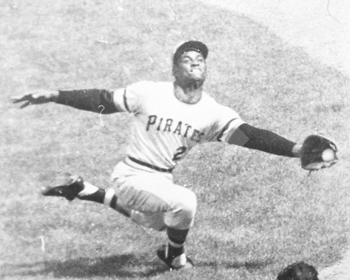sabr's tweet photo. From Roberto Clemente to Martín Dihigo to Willie Mays to Henry Aaron, here are a few of our favorite images from the @ruckerarchive — the first 10,000 rare baseball images from this unique archive are now available online in the #SABR Research Collection: https://t.co/lKc9XlIGNB https://t.co/x2XB9aXzwJ