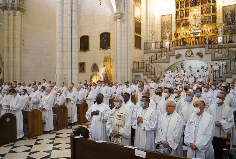 archimadrid's tweet photo. Hoy, #MartesSanto, tenemos la celebración de la #MisaCrismal en la  Catedral de Santa María la Real de la Almudena. 
Presidirá @cardenalosoro y allí se bendecirán los santos óleos y los sacerdotes de la diócesis renovarán sus promesas sacerdotales. https://t.co/wYizXgShfC