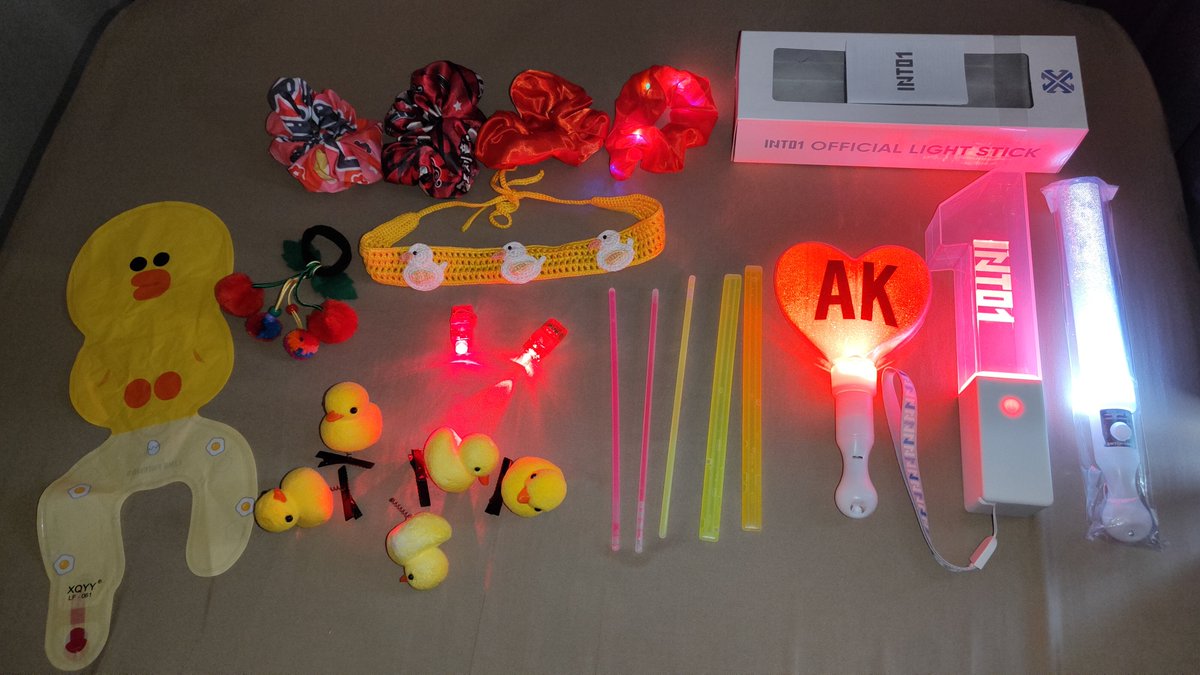 sawadeekangAEna's tweet photo. ꧁INTO1 CONCERT STUFF/FREEBIES/GIVEAWAYS꧂
Thank you for all the gifts &amp; foods I've received &amp; got from the concert. Met a lot of people, very friendly and nice. Met new and unexpected friends. See you all next time🤗💕

#INTO1
#INTO1_GROWNUPINBKK #INTO1CONCERTBKK
#INTO1_GROWNUP https://t.co/gSuiNlGBYE