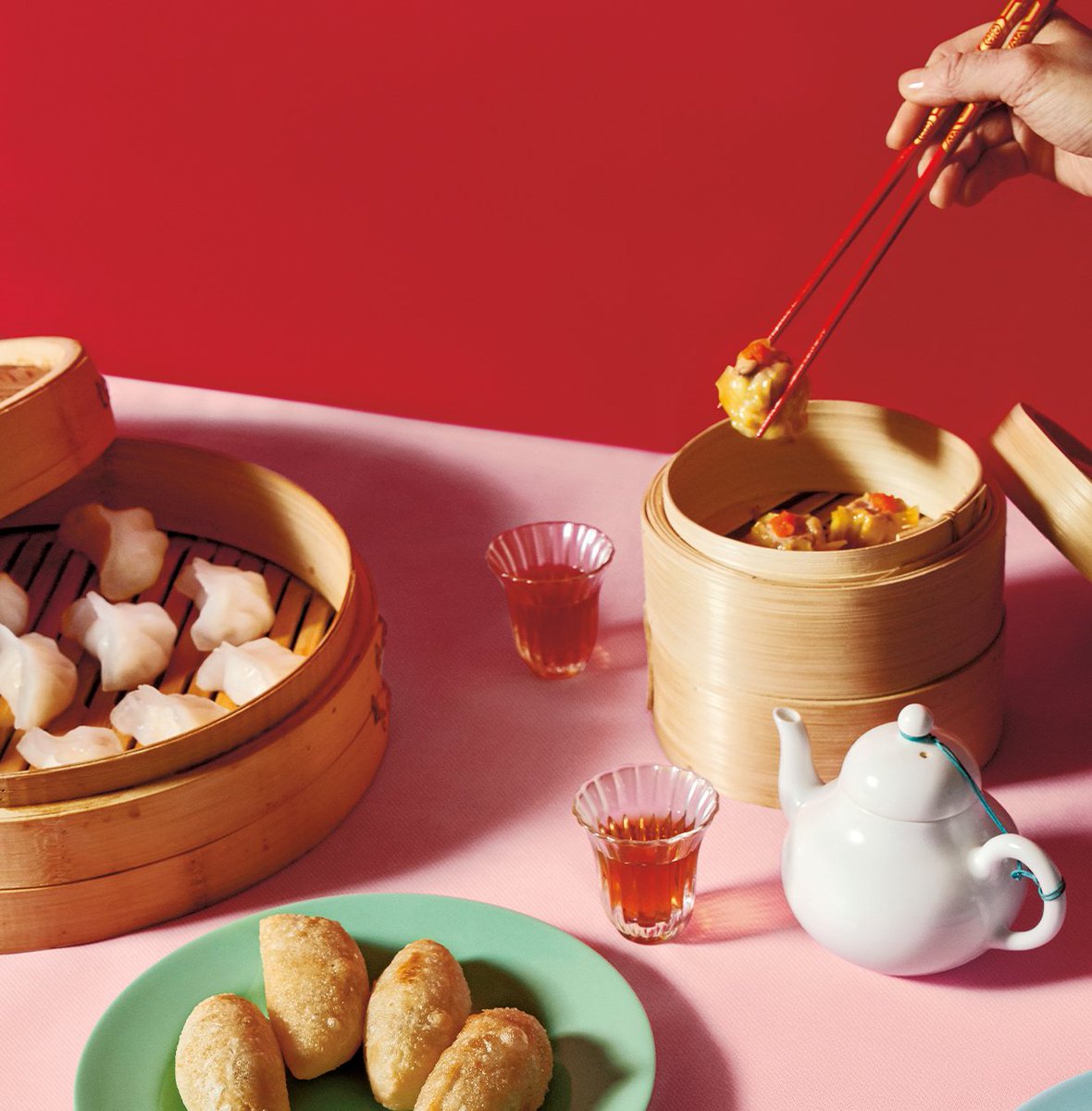 Met 'Dim Sum &amp; Dumplings' leer je de diverse vouwtechnieken onder de knie te krijgen: met instructietekeningen in stripvorm zie je direct hoe je onder meer 'har gow', 'wonton', 'siu mai' en 'xiaolongbao' maakt.

Verschijningsdatum: 13 april 2023 | bit.ly/boek_dimsumdum…