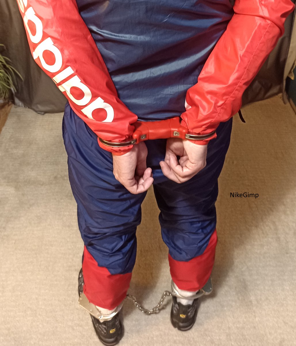 NikeGimp's tweet photo. The colour of the day: red/blue
#handcuffs #speedcuffs #tch_handcuffs #nikeairmaxplus #niketn #niketracksuit https://t.co/pmPfWaghtU