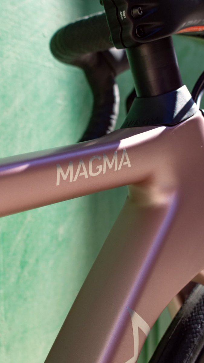 sanferbike's tweet photo. ♥️❤️🧡 Nueva AURUM MAGMA Dolomite Pink con montaje a la carta. Elige framekit, color del cuadro y de los logos, grupo, ruedas y kit de componentes y haz de tu AURUM una bici realmente única 😍
#aurumbikes #bornfromexperience #customcycles #sanferbike #passionforcycling #ciclismo https://t.co/bq4KkAphB0