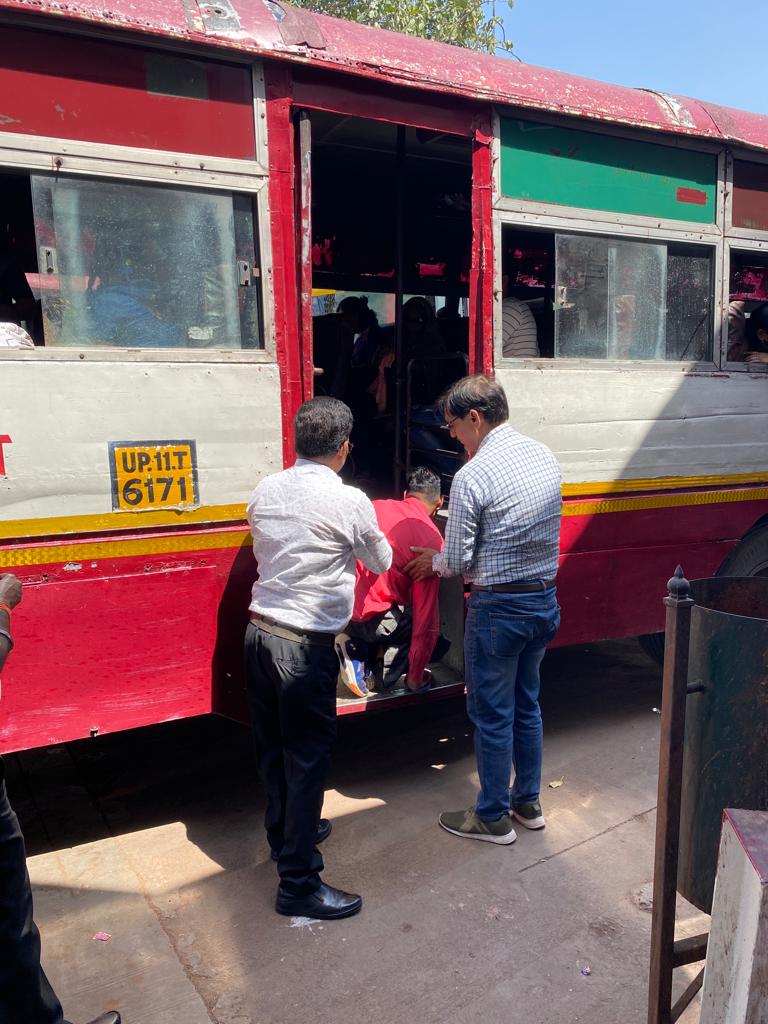 arm_etw's tweet photo. @UPSRTCHQ  आज दिनांक 04.04.2023 को बस स्टेशन इटावा पर दिव्यांगजन को मैनपुरी जाने के लिए सकुशल बस में बिठाया गया। https://t.co/jj88pwQ1G1