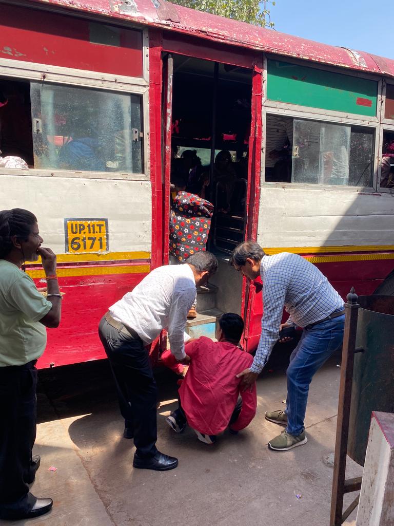 arm_etw's tweet photo. @UPSRTCHQ  आज दिनांक 04.04.2023 को बस स्टेशन इटावा पर दिव्यांगजन को मैनपुरी जाने के लिए सकुशल बस में बिठाया गया। https://t.co/jj88pwQ1G1