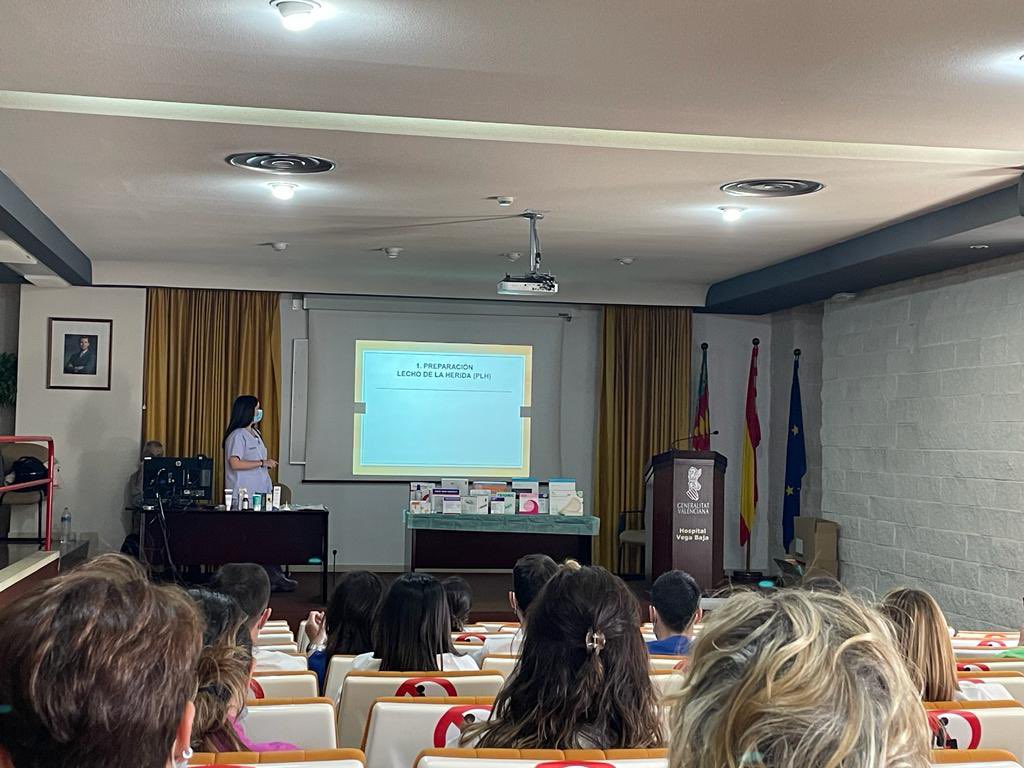 GVAhOrihuela's tweet photo. 🏥 Recientemente, la comisión de Atención y Cuidados en la Prevención del Deterioro de la Integridad Cutánea (CATIC) ha formado a los enfermer@s del Hospital Vega Baja en la actualización de curas de úlceras por presión. https://t.co/D7i87ejNBy
