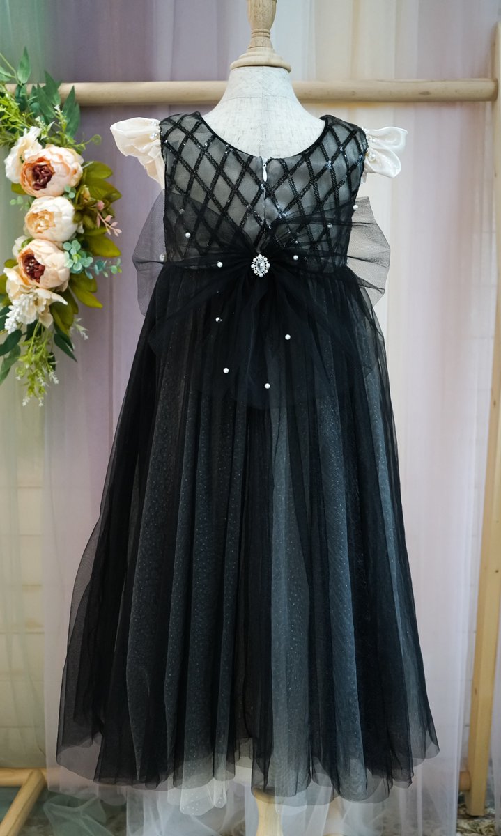 petitsangeshk's tweet photo. New Black Color Flower Girl dress. 
 https://t.co/GfIePMR3xh 

#PetitsAnges #Flowergirldress #Tulledress #weddingdress #Bridesmaid #Birthday #Gown #Party #Pageantdress #toddler #toddlerdress #dancingdress #kiddress #tutudress #toddler #springdress https://t.co/JQF1WKFZ4v